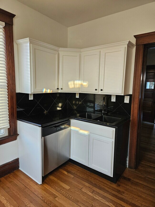 Building Photo - 3154 Van Alstyne St