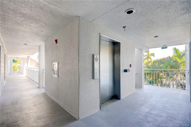 Building Photo - 184 NE Edgewater Dr