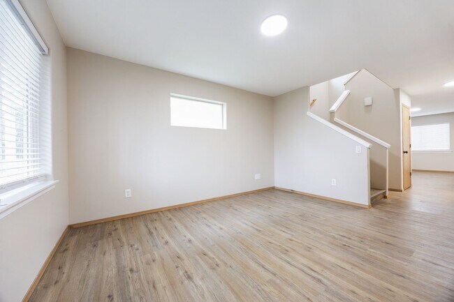 Building Photo - 4Bed/2.5 Bath available in SE Portland