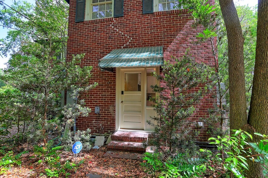 Building Photo - 315 E 45th St