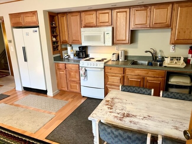 Building Photo - Downtown Furnished One Bed Includes Utilities
