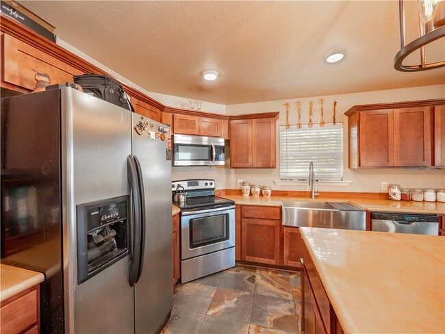 Building Photo - 691 Tamarack Dr