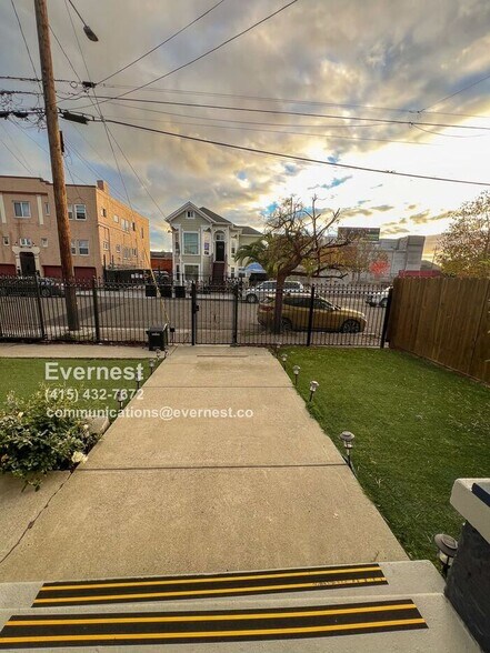 Building Photo - 884 29th St
