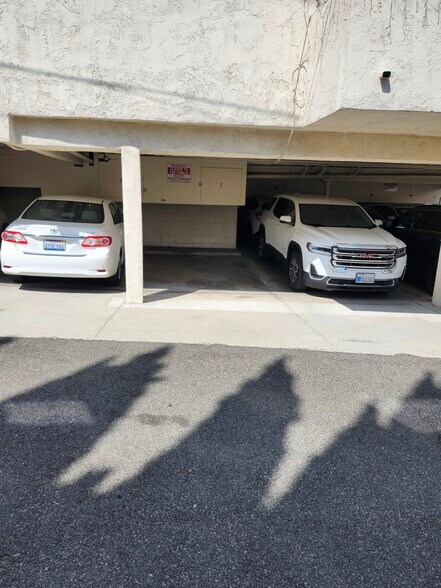 Building Photo - 10980 Palms Blvd