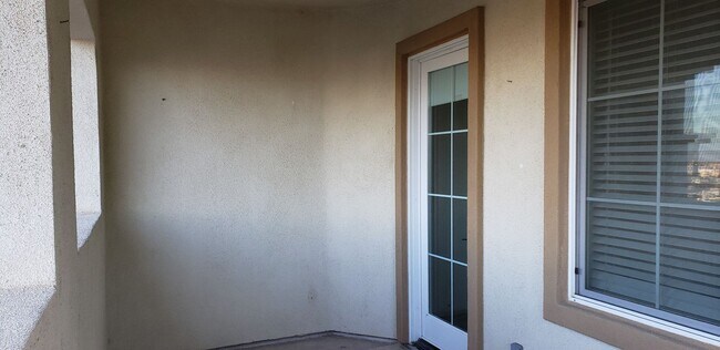 Building Photo - 70 Vía De La Valle