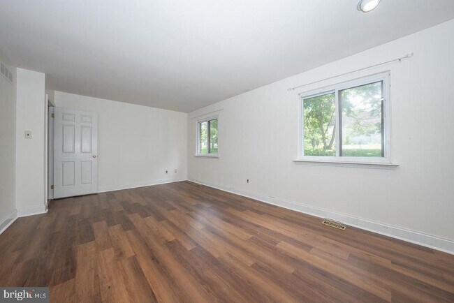 Building Photo - 301 Hanover Ct
