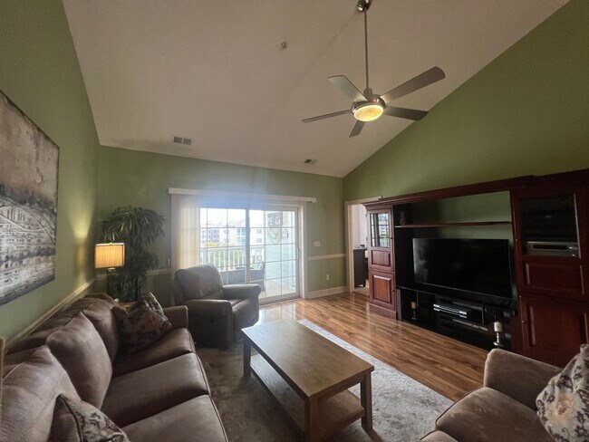 Building Photo - Myrtle Beach - 2 Bedroom / 2 Bath Furnished Condo