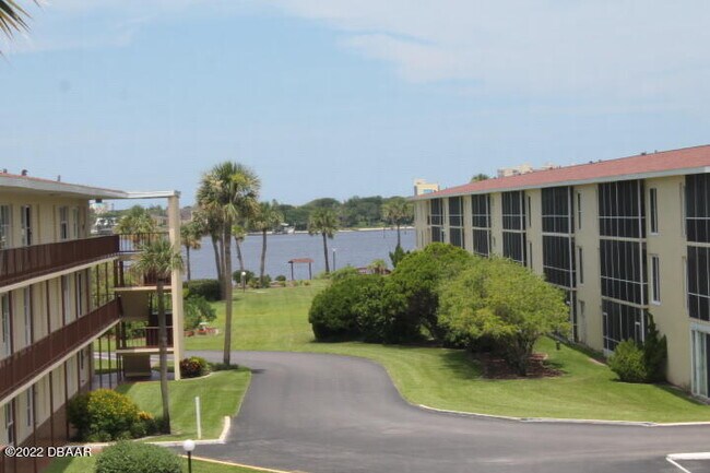 Building Photo - 719 S Beach St