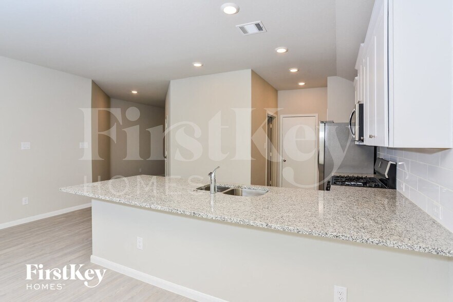 Building Photo - 15015 Maskette Ave