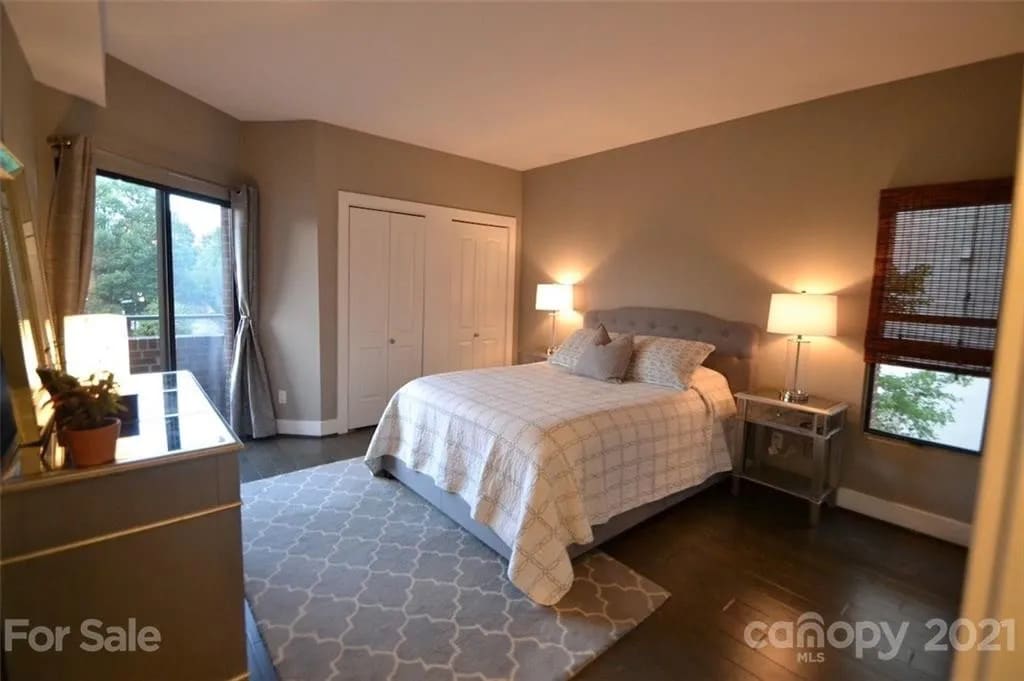 Building Photo - Room in Apartment on N Poplar St