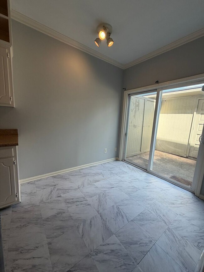 Building Photo - End unit townhouse in South Park