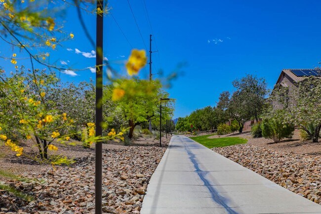 Building Photo - Beautiful 3 Bedroom Townhome With Stunning Mountain Views