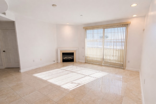 Building Photo - Bright Valley Village Condo for Lease with Balcony & Amenities