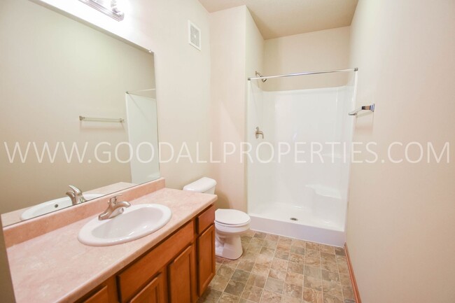 Building Photo - Ground-level condo with 2 bedrooms and 2 b...