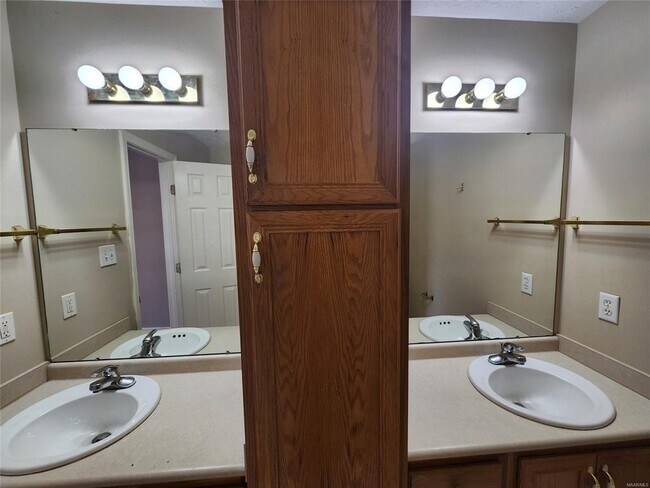 Building Photo - 812 Joan Ln