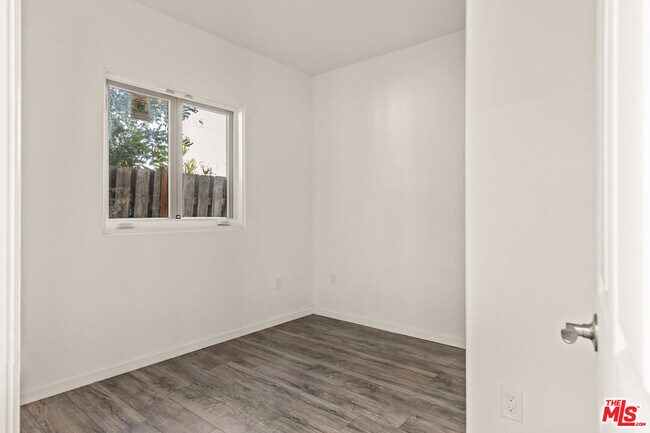 Building Photo - 929 W 23rd St