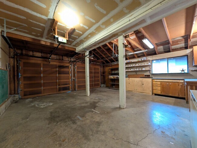 Building Photo - Fantastic 4 Bedroom, 2 Bath Home In The Thurston Area Of Springfield!