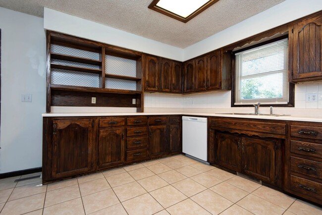 Building Photo - 3839 N Stewart Ave