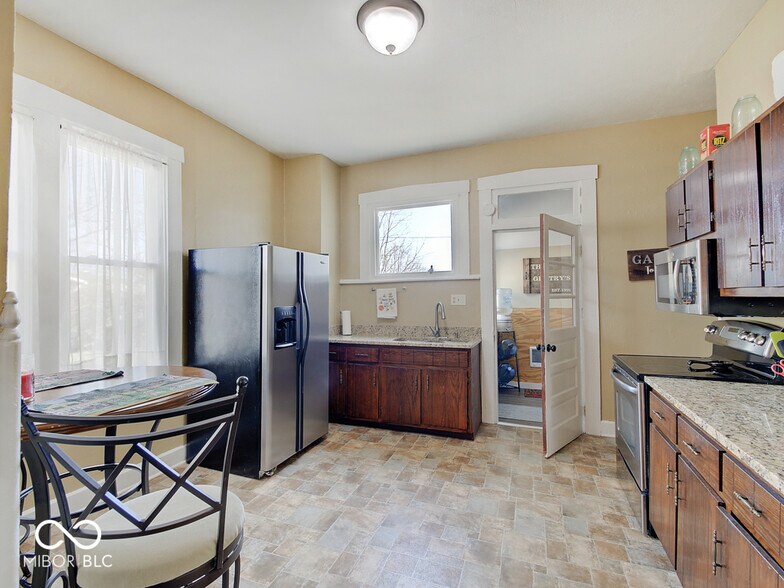 Building Photo - 345 E King St