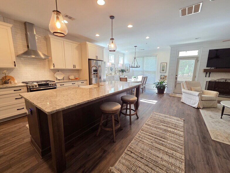 Huge island in gourmet kitchen with gas range - 423 Johnson Ct