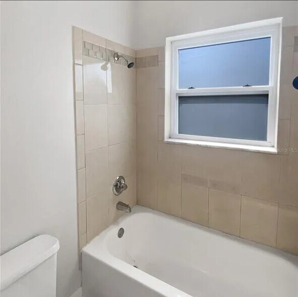 Building Photo - 1608 Amberlea Dr N