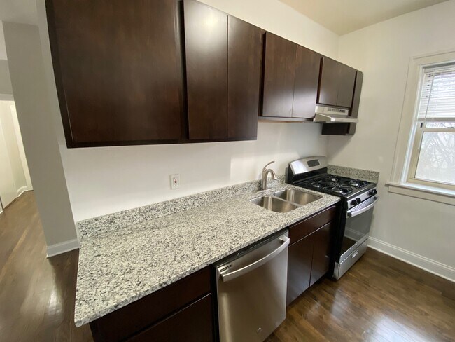 Building Photo - 734 Reba Pl
