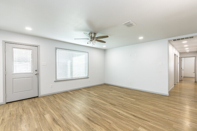 Building Photo - Luxurious Townhome Located In Lincoln 16!
