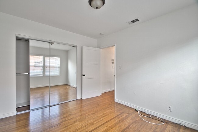 Building Photo - Spacious 4 Bedroom Home with A/C