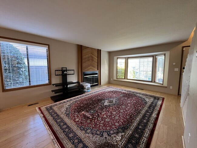 Building Photo - Light-Filled Three Bedroom Home with Private Bonus Space and Outdoor Living