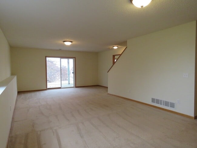 Building Photo - Exceptional END unit RAMBLER style town ho...