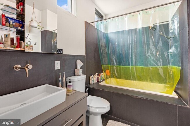 Building Photo - 2318 E York St