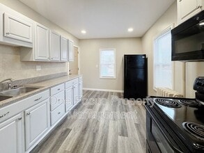Building Photo - 2205 W Fourth Street APT#4