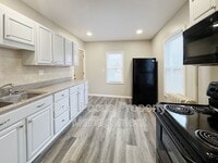 Building Photo - 2205 W Fourth Street APT#4