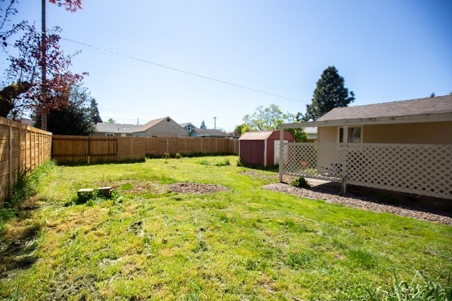 Building Photo - 2 Bedroom 1 Bath SE Salem Home ** Large Fenced In Yard