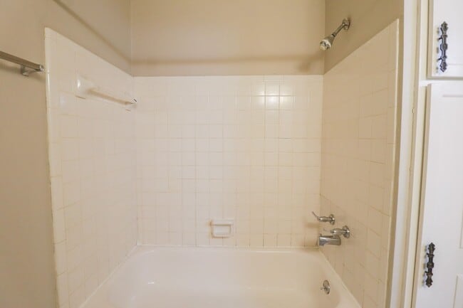 Building Photo - 2 Bed | 2 Bath in Central Tulsa!