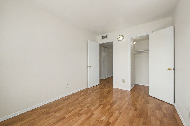 Building Photo - ***INCREDIBLE TOWNHOME with ALL appliances & water, sewer, trash INCLUDED!