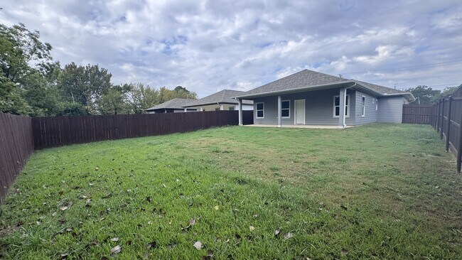 Building Photo - 813 Sayle St
