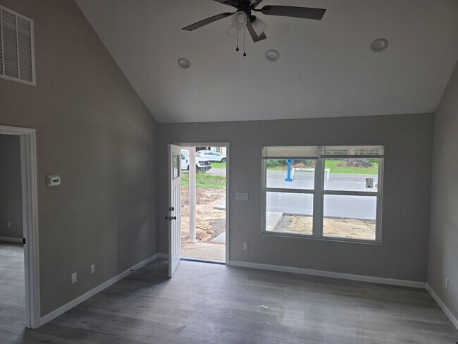 Building Photo - 111 Hollyhill Dr