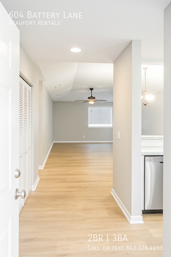 Building Photo - 604 Battery Ln