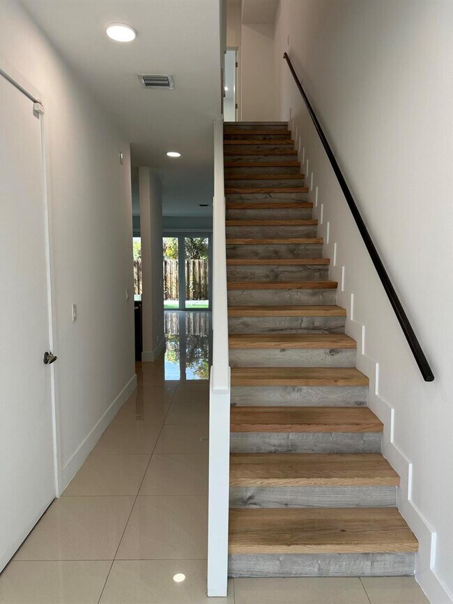 Building Photo - Northeast 17th Avenue, Fort Lauderdale, FL 33304 - 2 BR 2.5 BA townhouse