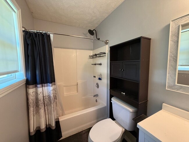 Building Photo - 3-Bedroom Home in Quiet Neighborhood Located in St. Robert, MO!