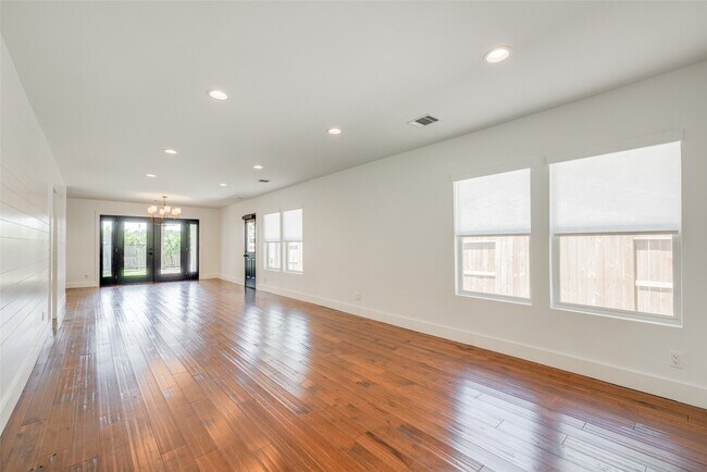 Building Photo - 1512 W 21st St