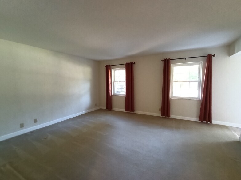 Living Room - 818 Hand Ave