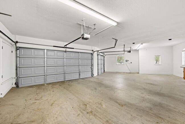 Building Photo - 365 Green Park Dr