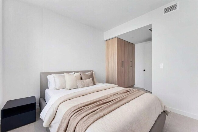 Building Photo - 501 NE 1st Ave