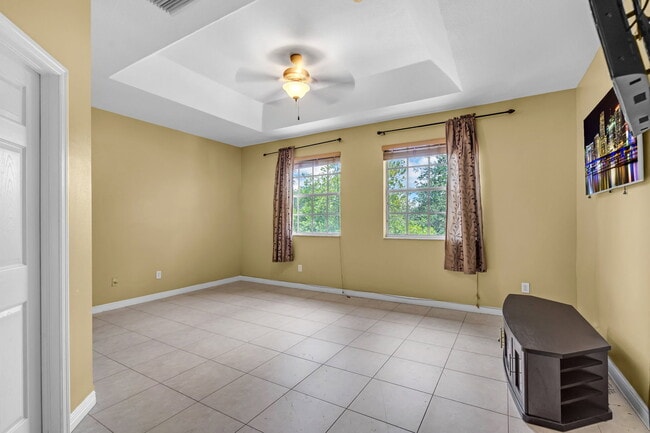 Building Photo - 5149 SW 137th Ave