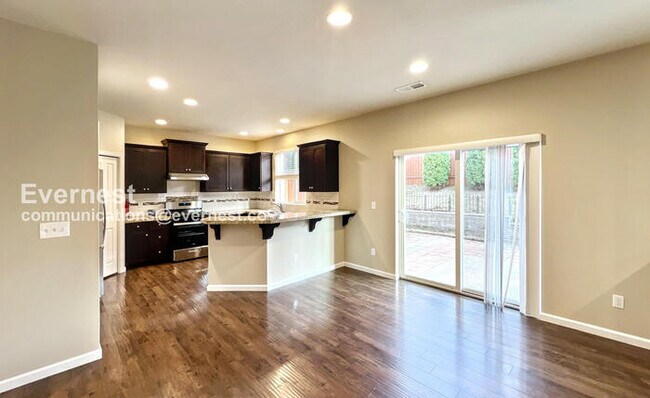 Building Photo - 5 Bed/3 Bath Home with Garage & Fenced Yar...