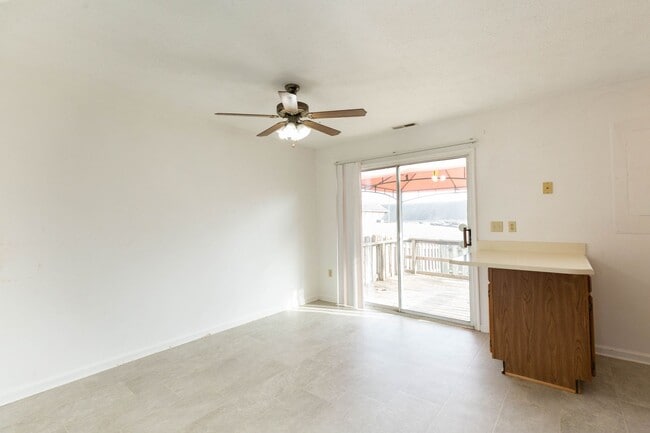 Building Photo - 3 Bed, 2.5 Bath, Townhome in Inwood, WV