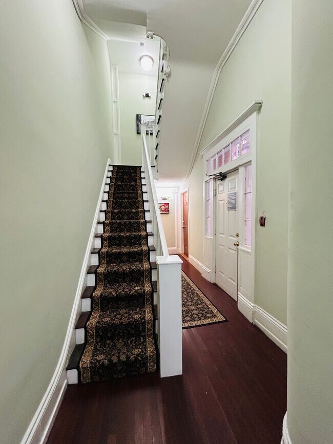 Building Photo - 325 S 12th St