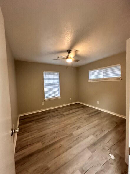 Building Photo - 121 Fern Valley Rd